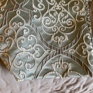 Gorgeous lightly used shower curtain.